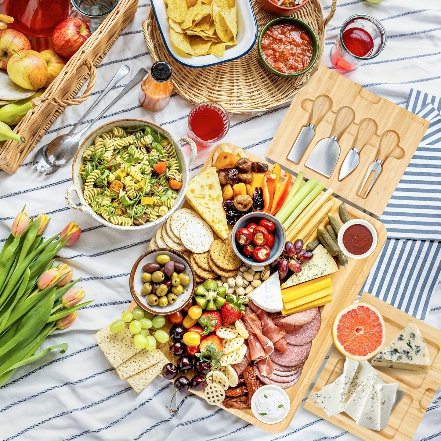 Bambusowa taca na ser z nożem i ceramicznymi miseczkami Tytuł domyślny Cuisine Pratique Polska